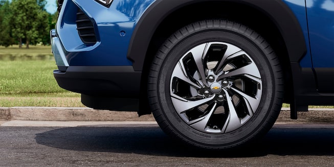 Imagem do novo Chevrolet Spin, na cor Azul Boreal, com foco nas rodas de liga leve de 16 polegadas com acabamento exclusivo.