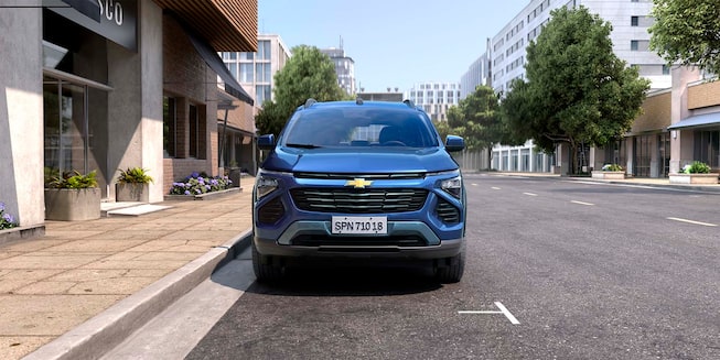 Imagem frontal do novo Chevrolet Spin, na cor Azul Boreal, com foco na grade frontal com detalhes cromados.