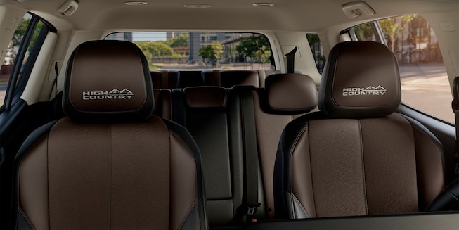 Imagem mostrando novo interior do Chevrolet Trailblazer, com bancos na cor marrom e logo especial com o nome "High Country" estampado nos encostos de cabeça.