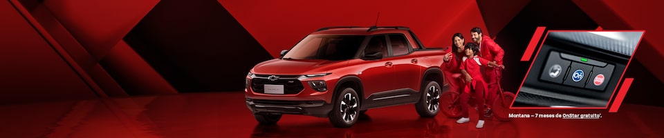 Um Chevrolet Montana vermelho com uma família composta por um pai, mãe e filho tirando uma foto parados ao lado, mostrando um close do botão do Onstar.