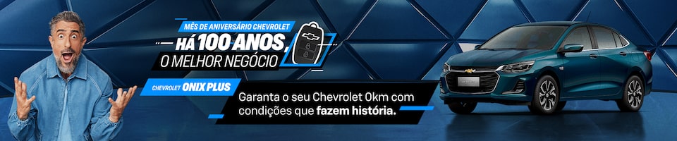 Homem com uma expressão de surpresa à esquerda, Chevrolet Onix Plus à direita e texto promocional sobre o carro e um século de história da Chevrolet no centro.