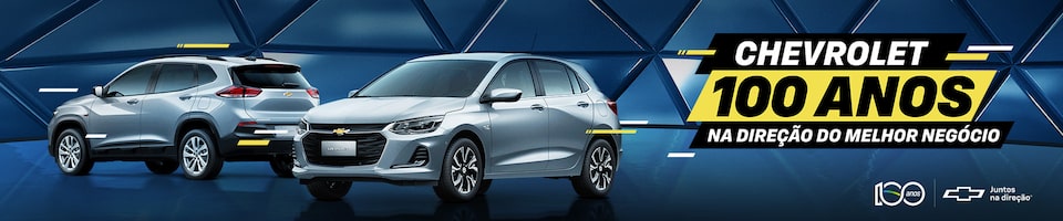 Um Chevrolet SUV prateado é exibido contra um fundo geométrico azul. O texto diz: Chevrolet 100 anos na direção do melhor negócio. Os logotipos incluem 100 anos e o símbolo da Chevrolet com a frase Juntos na mesma direção.