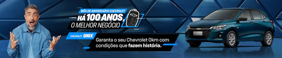 Homem com uma expressão de surpresa à esquerda, Chevrolet Onix à direita e texto promocional sobre o carro e um século de história da Chevrolet no centro.