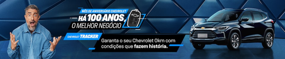 Homem com uma expressão de surpresa à esquerda, Chevrolet Tracker à direita e texto promocional sobre o carro e um século de história da Chevrolet no centro.