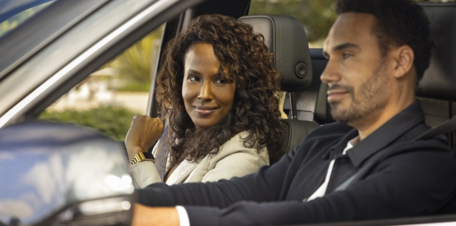 Um homem e uma mulher dentro de um Chevrolet