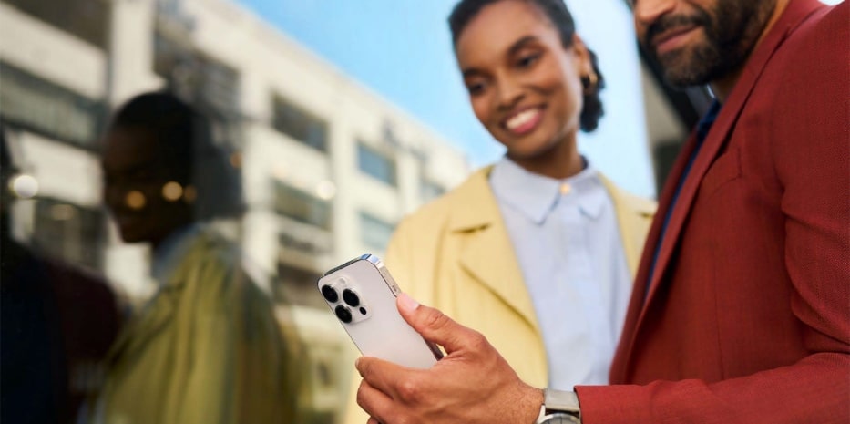 Um homem e uma mulher com um celular na mão representando o aplicativo MyChevrolet