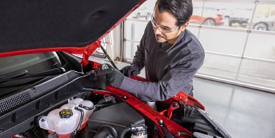 Homem fazendo a manutenção de um Chevrolet