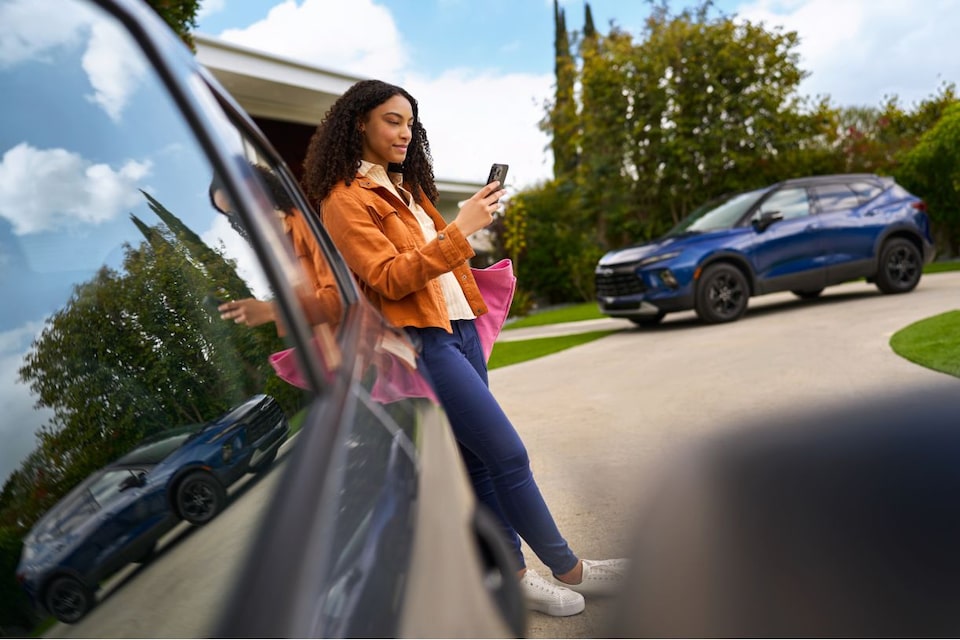 Moça mexendo no celular observando o serviço OnStar