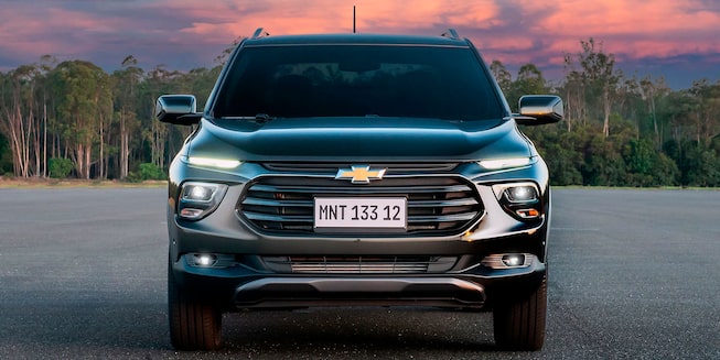 Na galeria de imagens, foto da frente da nova Chevrolet Montana Premier, verde safari.