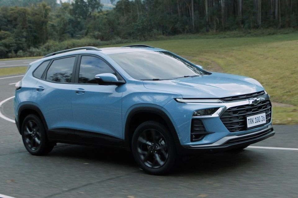 Chevrolet Tracker edição comemorativa 100 Anos visto de frente e lateral esquerda, com pintura Azul Noronha e rodas escuras.