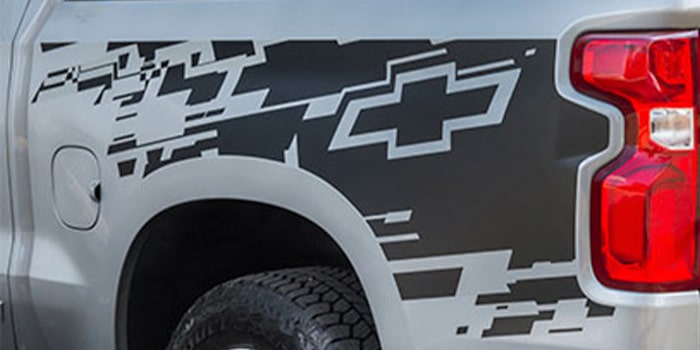 Imagem da caçamba da nova picape Chevrolet Silverado, personalizada com adesivo da Chevrolet.