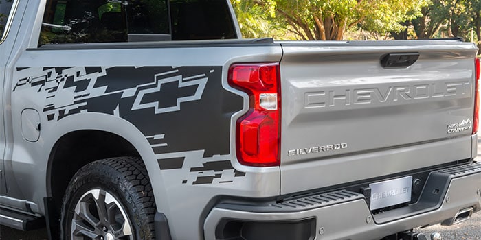 Imagem da caçamba da nova picape Chevrolet Silverado, personalizada com adesivo da Chevrolet.