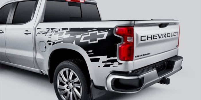 Imagem da caçamba da nova picape Chevrolet Silverado, personalizada com adesivo da Chevrolet.