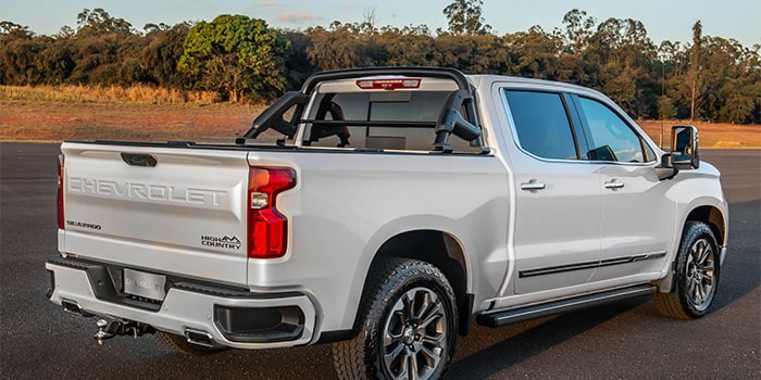 Imagem traseira da nova picape Chevrolet Silverado, branco summit.